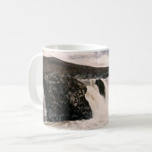 Sigaldaの滝のマグの絵画 コーヒーマグカップ (正面左)