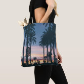 Silhouette of houses beside palm trees and pathway トートバッグ (クローズアップ)