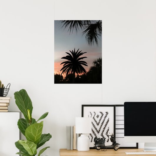 Silhouettes of palm fronds at sunset ポスター (ホームオフィス)