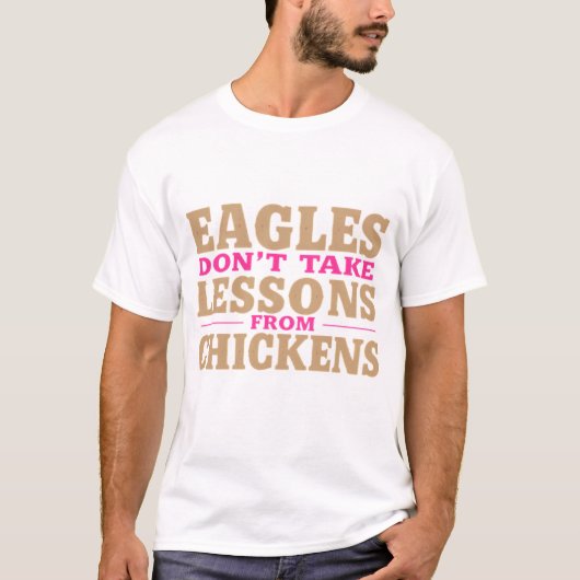 Silky Goldとピンクの鷲は鶏から教訓を受けない Tシャツ (正面)