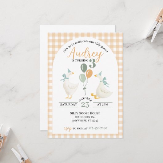 Silly Goose Birthday Invitation | Watercolor Plaid カード (正面/裏面インサイチュ)