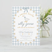 Silly Goose Blue Bow Daisy Gingham Baby Shower 招待状 (スタンド正面)