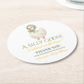 Silly Goose Sage Green Gender Neutral Baby Shower ラウンドペーパーコースター (アングル)
