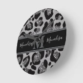 silver and black glittery monogramed personalized ラウンド壁時計 (傾斜)