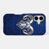 Silver Chrome Geometric Ram Blue Python iPhone 16ケース (裏面横)