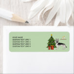 Silver Gray German Shepherd Festive Christmas Tree ラベル<br><div class="desc">銀色のセーブル/黒と銀色のドイツのシェパード犬のデステイのオリジナル漫画イラストレーション。犬は赤と黄色のオーナメントと白い飾真珠の花輪と木の上に置かれた黄色い星を持つフェスティバルのクリスマスツリーの横に立っている。木のそばには包まれたプレゼントが2本あり、犬の後ろにキャンドルが2本ある茶色の棚がある。背景色は薄い緑。デザインの隣には、パーソナル化可能な文字領域がある。</div>