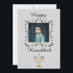 Silver Hanukkahの写真 シーズンカード<br><div class="desc">この銀色の写真グリーティングカードを使って、このハヌカーに喜びを広げる。素敵な写真書の中に写真を挿入してのまわりに、「ハッピーハヌカー」を特集。今日注文しろ！（ユダヤ教）メノラー: Sonya DeHartデザインhttp://www.sonyadehartdesign.com | http://www.sonyadehartdesign.etsy.com</div>