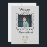Silver Hanukkahの写真 シーズンカード<br><div class="desc">この銀色の写真グリーティングカードを使って、このハヌカーに喜びを広げる。素敵な写真書の中に写真を挿入してのまわりに、「ハッピーハヌカー」を特集。今日注文しろ！（ユダヤ教）メノラー: Sonya DeHartデザインhttp://www.sonyadehartdesign.com | http://www.sonyadehartdesign.etsy.com</div>