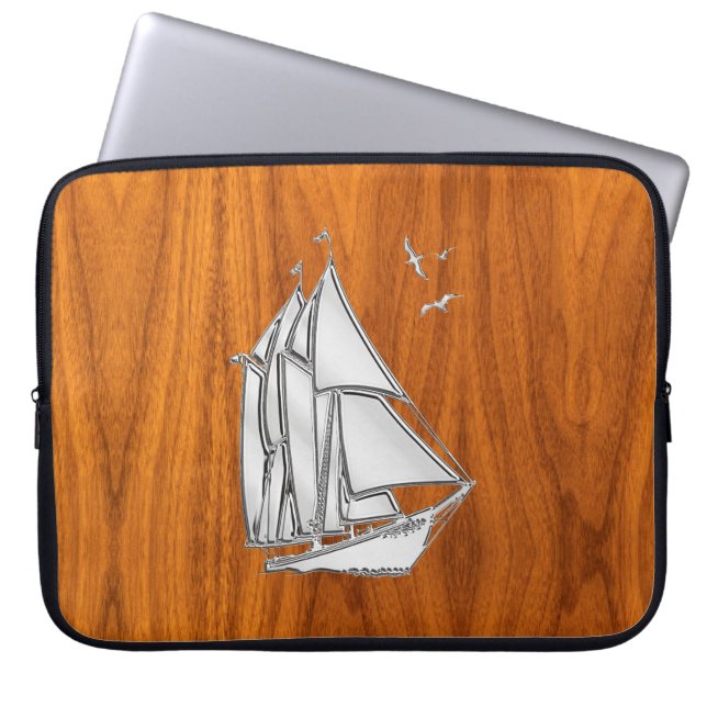 Silver Sail Boat on Teak Veneer Decor ラップトップスリーブ (正面)