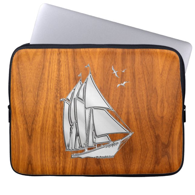 Silver Sail Boat on Teak Veneer Decor ラップトップスリーブ (正面)