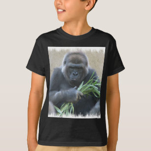 Silverbackのゴリラの黒人男性のTシャツ Tシャツ