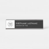 Simple Black and White - Add Logo, Name, Title デスクネームプレート (正面)