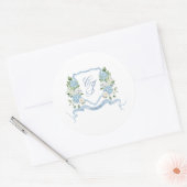 Simple Dusty Blue Monogram Crest Wedding ラウンドシール (封筒)