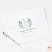 Simple Dusty Blue Monogram Crest Wedding ラウンドシール (封筒)