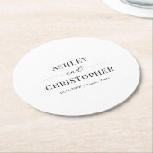 Simple Modern Black and White Wedding ラウンドペーパーコースター (アングル)