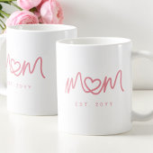 Simple Pink Script Heart Cute Mom Established コーヒーマグカップ