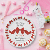 Simple Red Bow She's Tying the Knot Bridal Shower ペーパープレート (パーティー)