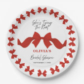 Simple Red Bow She's Tying the Knot Bridal Shower ペーパープレート (正面)