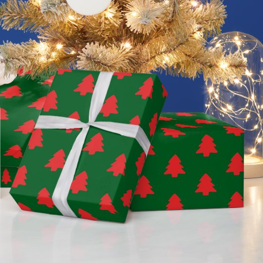 Simple Red Christmas Trees on Dark Green ラッピングペーパー (クリスマス)
