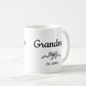 Simple Script Bow Grandma Est. Year コーヒーマグカップ (正面右)