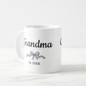 Simple Script Bow Grandma Est. Year コーヒーマグカップ (正面左)