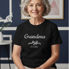 Simple Script Bow Grandma Est. Year  Tシャツ