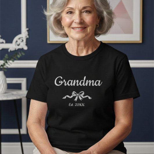 Simple Script Bow Grandma Est. Year  Tシャツ