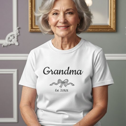 Simple Script Bow Grandma Est. Year White Text Tシャツ