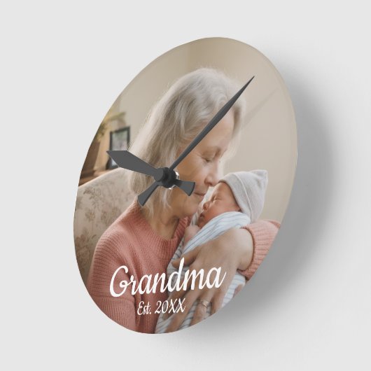 Simple Script Grandma Est.Photo Year ラウンド壁時計 (傾斜)