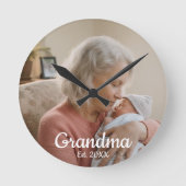 Simple Script Grandma Est.Photo Year ラウンド壁時計 (正面)