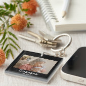 Simple Script Grandma Est.Photo Year Black キーホルダー (正面右)