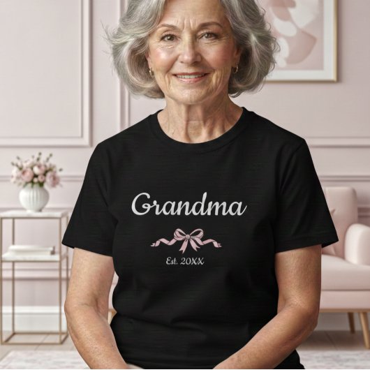 Simple Script Grandma Est. Year Pink Bow  Tシャツ