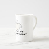 Simple Sip, Pure Moment ボーンチャイナマグカップ (正面右)