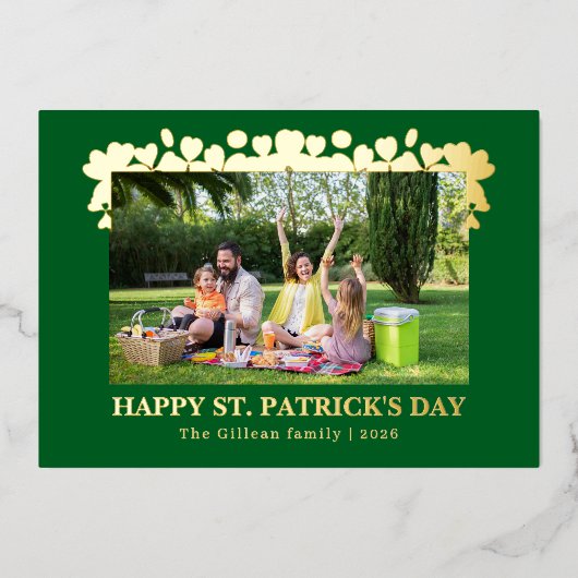 Simple St patricks day Shamrocks family photo 箔シーズンカード (正面)