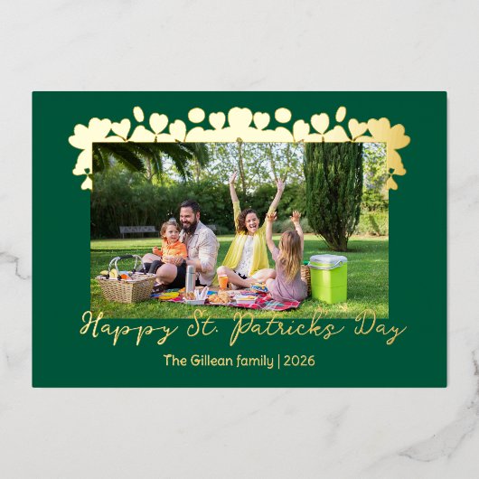 Simple St patricks day Shamrocks family photo 箔シーズンカード (正面)