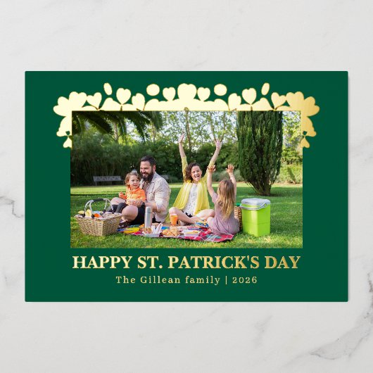 Simple St patricks day Shamrocks family photo 箔シーズンカード (正面)