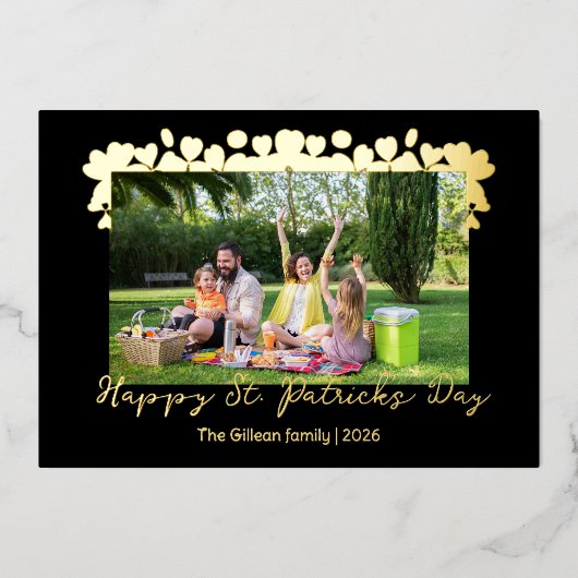 Simple St patricks day Shamrocks family photo 箔シーズンカード (正面)