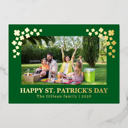 Simple St patricks day Shamrocks family photo 箔シーズンカード (正面)