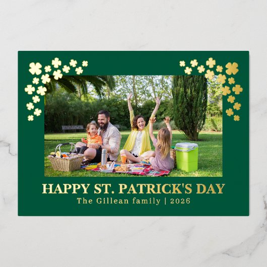 Simple St patricks day Shamrocks family photo 箔シーズンカード (正面)