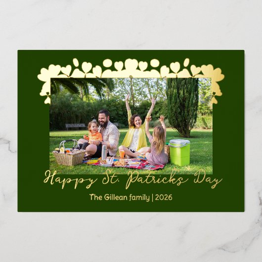 Simple St patricks day Shamrocks family photo 箔シーズンカード (正面)