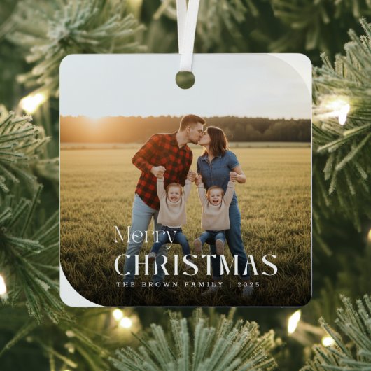 Simple White Script Christmas Family Name Photo メタルオーナメント (インサイチュ)