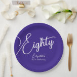 Simply モダン Script Purple 80th Birthdayパーティー ペーパープレート<br><div class="desc">シンプルモダンな脚本パープル80thバースデーパーティー特別なパープルのバースデーユニーク紙プレート80の素晴らしいマイルストーンを回している友達のために特別に設計！これらのパーソナライズされた紙プレートはあなたの誕生日パーティテーブル設定に完璧なtouchを追加する。私たちの店から私たちの誕生日パーティーの供給のより多くであなたのパーティーを計画！お友達や家族はパープルの誕生日パーティーを愛する！</div>