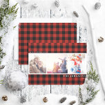 Simpple 素朴 Red Plaid 3 Photo Collage シーズンカード<br><div class="desc">クリスマスは特別な季節だ！そして美しい祝レッドシンプルプレイド3写真コラージュのホリデーカードよりも良い方法！この暖かく素朴なカードは、白いトリムで囲まれたお気に入りのあなたの写真の3つを備えている。友人や愛する人と一緒に季節の喜びを共有するのに最適な方法だ！一致連絡製品の設計者。著作権Anastasia Surridge for The Christmas Shop,  all rights reserved.</div>