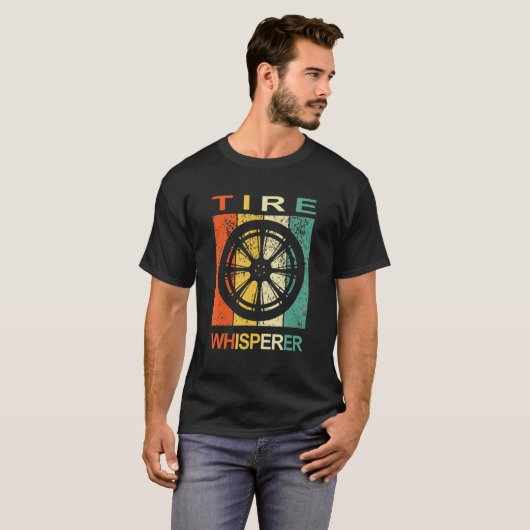 SimRacingタイヤウィスパーラーヴィンテージゲームレーシングcom Tシャツ (正面フル)