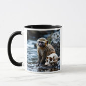 Singe curieux et crâne mystérieux. マグカップ (左)