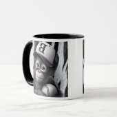 Singe joueur de baseball avec casquette et balle. マグカップ (正面左)