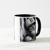 Singe joueur de baseball avec casquette et balle. マグカップ (正面右)