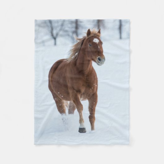 Single Horse Running in Snow フリースブランケット (正面)
