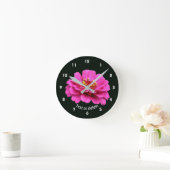 Single Pink Zinnia Flower Personalized ラウンド壁時計 (ホーム)