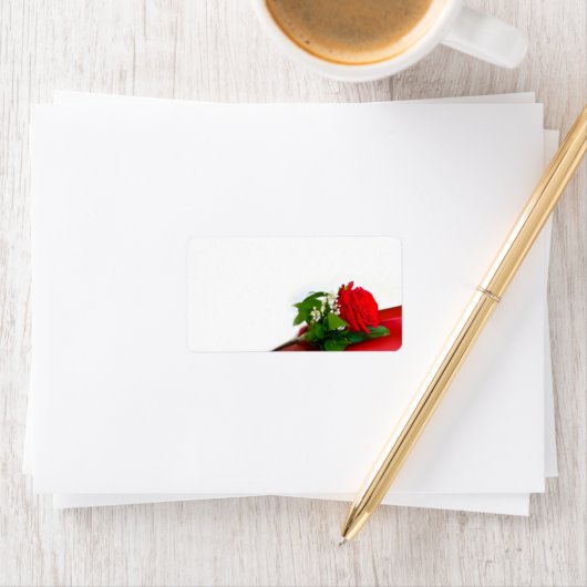 Single Red Rose – Floral White Background ラベル (インサイチュ)